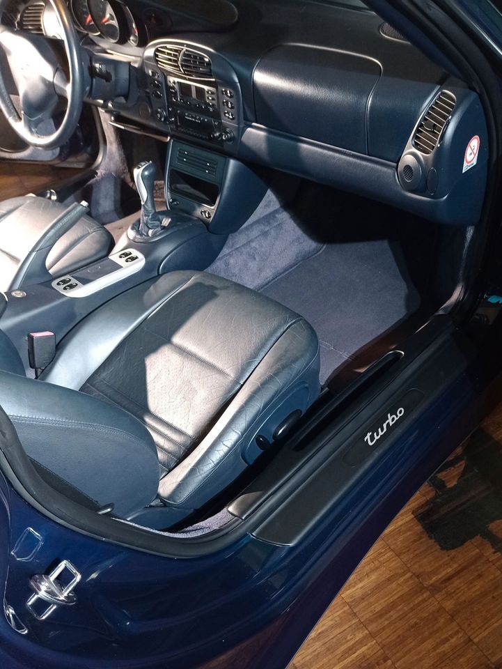 911 Carrera Cabrio mit eingetragenem Turbo-Look in Glatten
