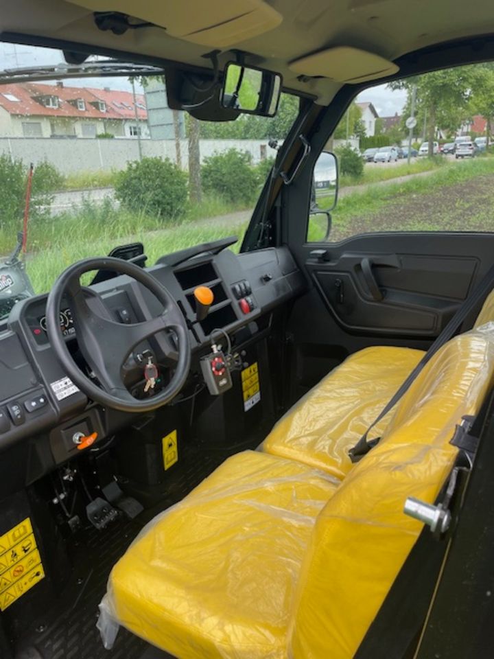 John Deere Gator XUV835M mit Kabine und Winterdienstausrüstung in Landshut