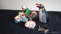 Konvolut Blechspielzeug Hase Pinguin Motorradfahrer Niedersachsen - Northeim Vorschau