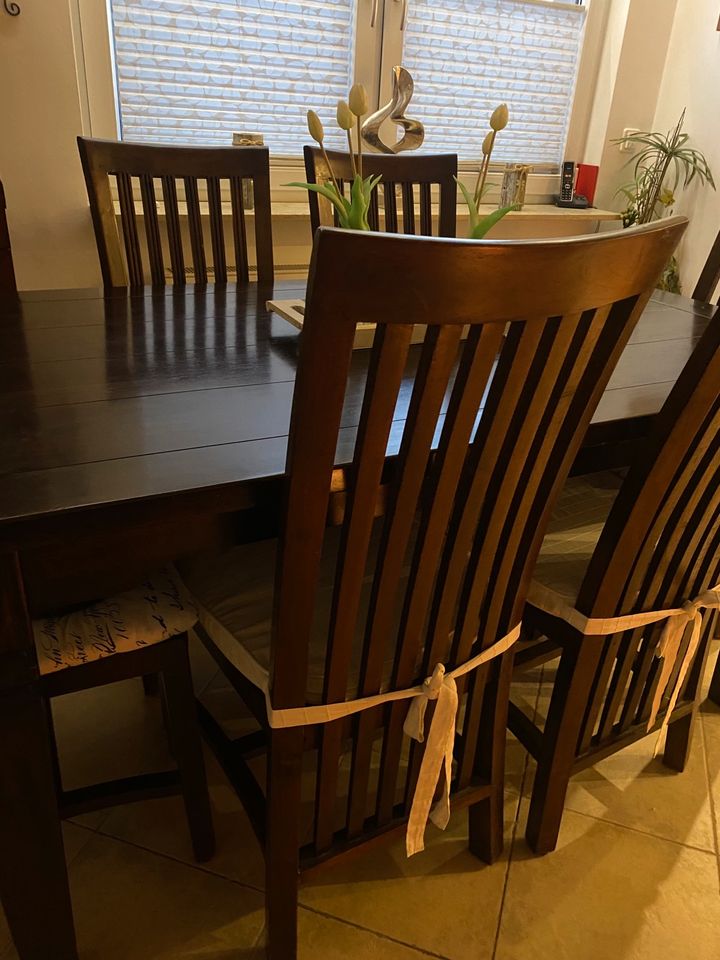 Esstisch mit Stühlen aus massiven Holz(ohne Dekoration) in Bottrop