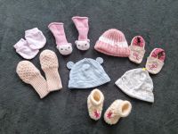 Baby 50 Mütze Rasselsocken Handschuhe Stricksocken Nordrhein-Westfalen - Leichlingen Vorschau