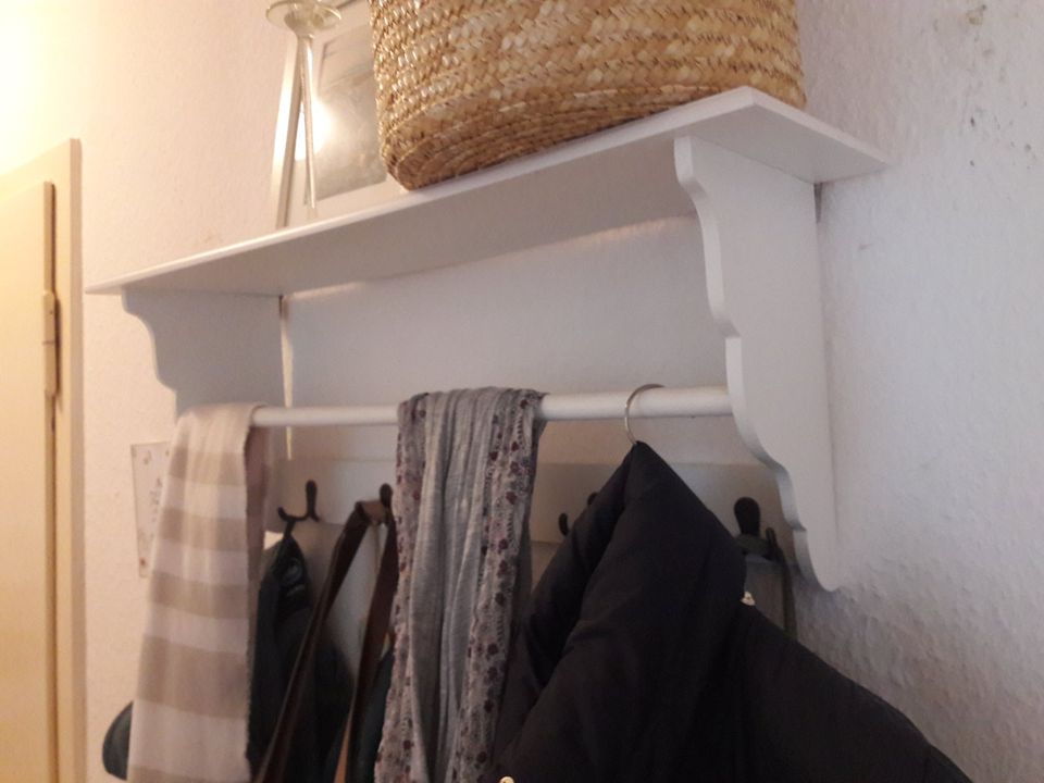 Kleine dänische Landhaus Garderobe kleiderhakenweiss shabby Stil in Velbert