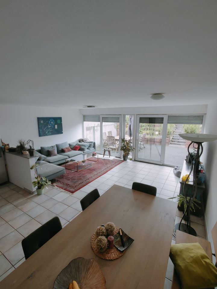 Schöne 4 Zimmer Wohnung möbliert mit Terrasse Balkon und Garten. in Bornheim