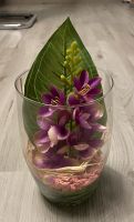 Deko Glas Vase mit Orchideen aus Plastik lila rosa grün Niedersachsen - Wolfsburg Vorschau