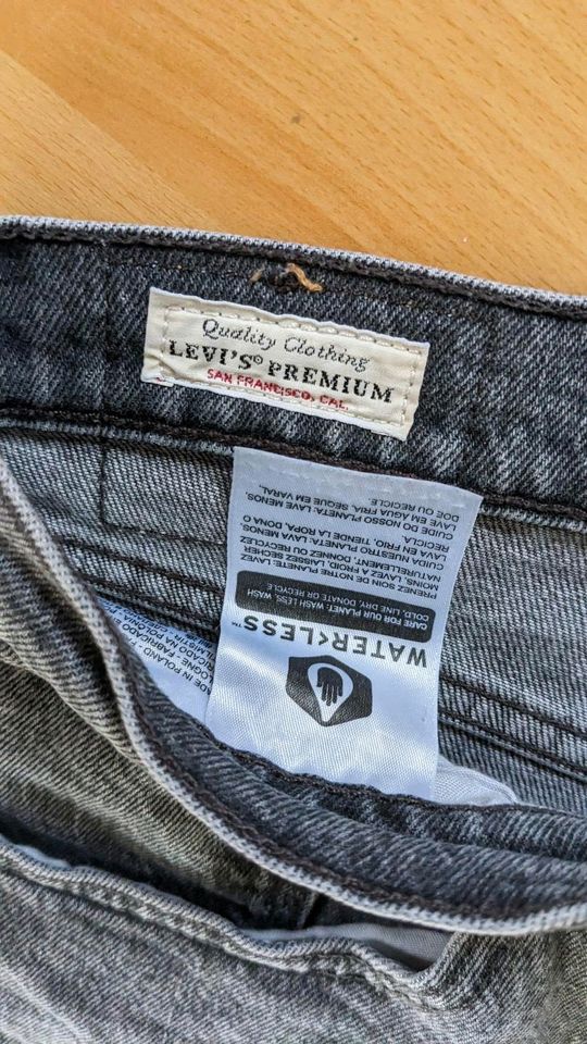 Levi's 501 Jeans grau W31 L28 Top Knopfleiste in Enger