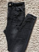 Stradivarius High Waist Jeans XS grau/schwarz Saarland - Weiskirchen Vorschau