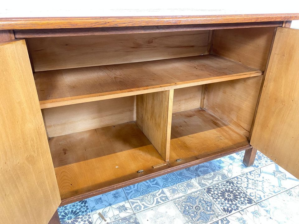 WMK Hochwertige, geräumige und gut erhaltene 50er Jahre Kommode aus vollem Holz mit schönen Originalgriffen aus Messing # Schrank Anrichte Wäschekommode Flurkommode Schuhschrank Mid-Century Vintage in Berlin