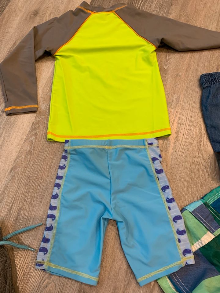 Sommerpaket Junge Gr. 98/104 kurze Hosen, UV-Schwimmshirt + Hose in Wenden
