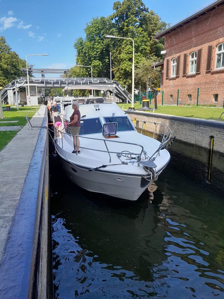 Yacht  Azimut 37 Fly in Berlin