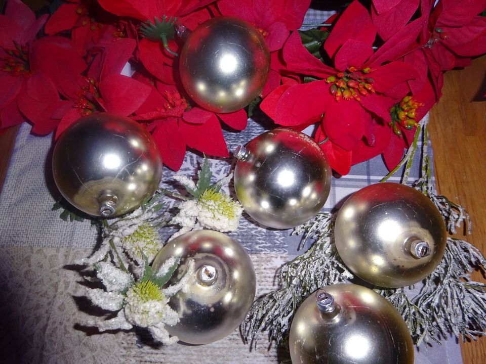 Weihnachtsschmuck Christbaumkugeln Silber matt 6 Stück - alt in Heide