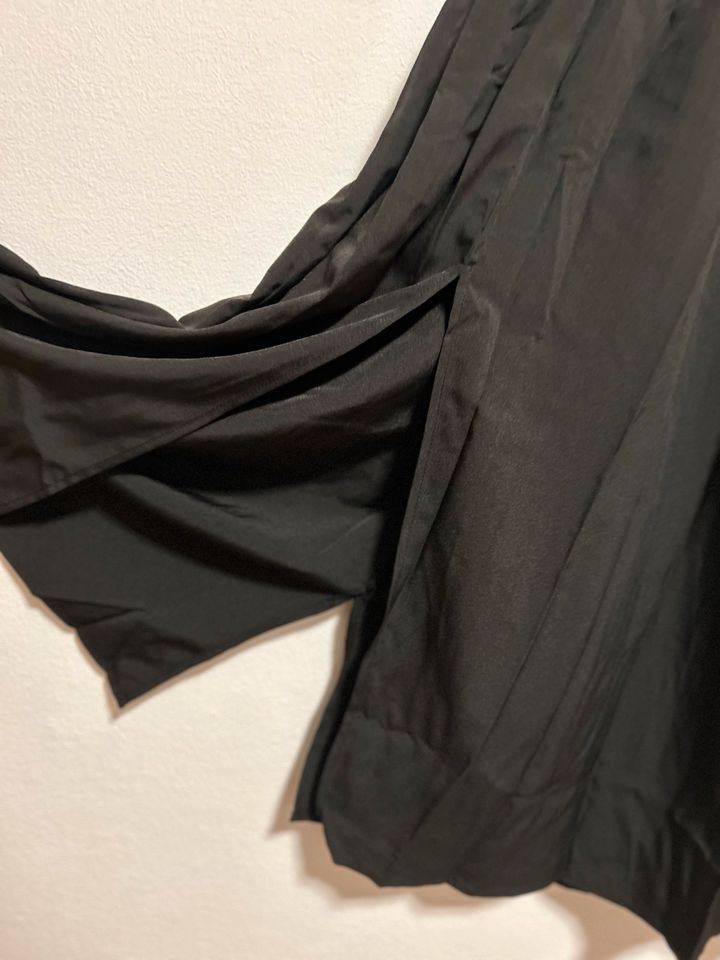 Schwarzes Kleid mit schnitt 2x erhältlich in Gr. S+M in Schwanau