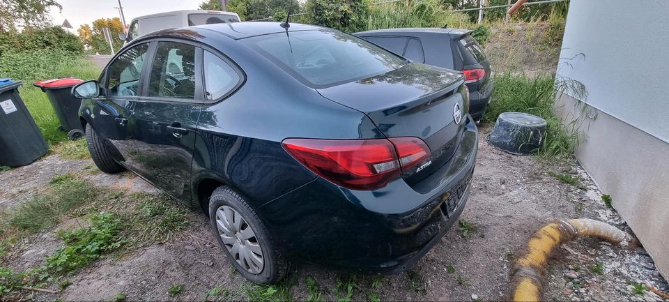 Opel Astra J 1,6 16v 1-Hand Rentnerfahrzeug, 89tkm Stufenheck in Hamburg