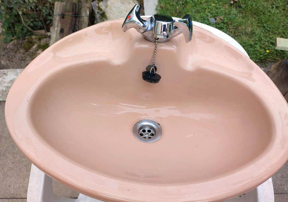 Waschbecken mit Armatur und Siphon abzugeben in Bad Driburg