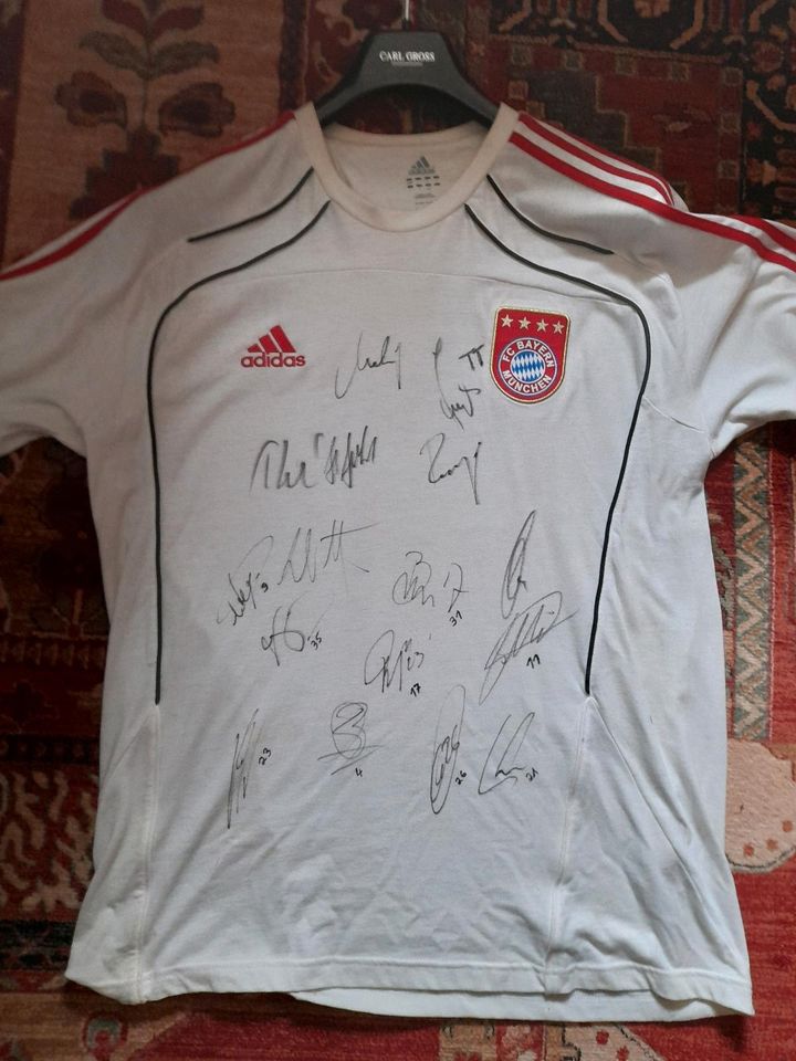 diverse Bayern Trikots/Shirts mit Original Unterschriften in Tellingstedt