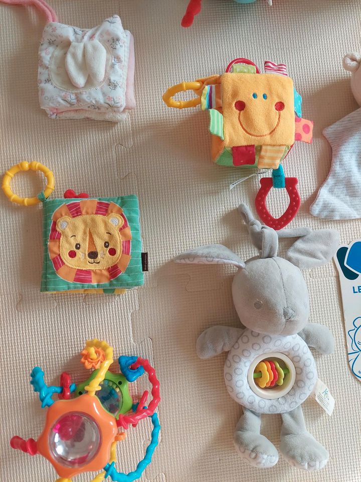 0,50 bis 3Eur Kuscheltiere Schmusetücher Babyspielzeug gehäkelt in Berlin