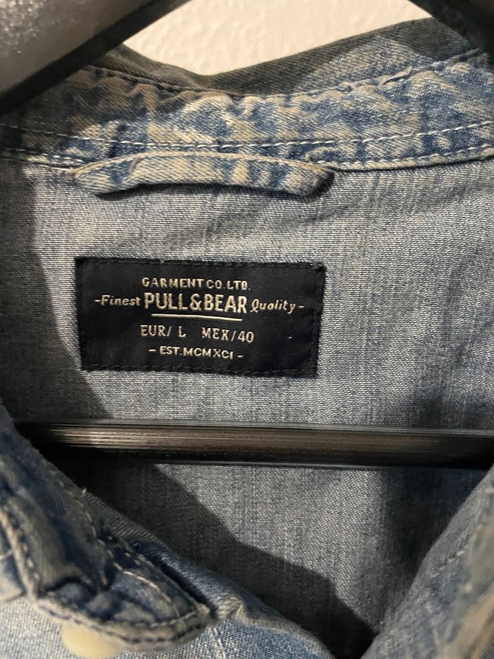 Pull & Bear Jeanshemd mit Cutouts und weißen Flecken Größe L in Kyritz