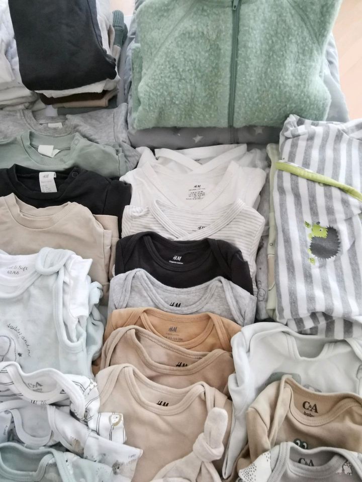 61 tlg Unisex Baby Erstausstattung 62-68 Paket Kleidung Set in Berlin