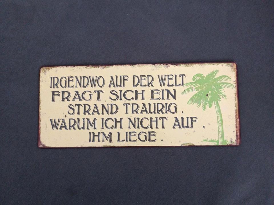 Gelbes Blechschild mit Spruch Strand in Hannover