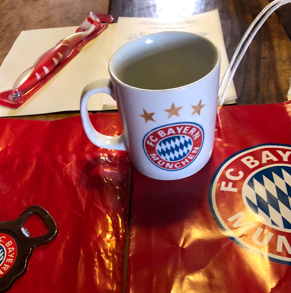 FC Bayern München Fußball Fan Artikel Tasse Tüte Zahnbürste Halte in Euscheid