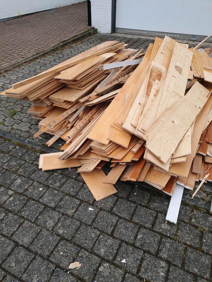 Ahornparkett (ca. 50-60m²) und Holz-Deckenleisten zu verschenken in Brühl
