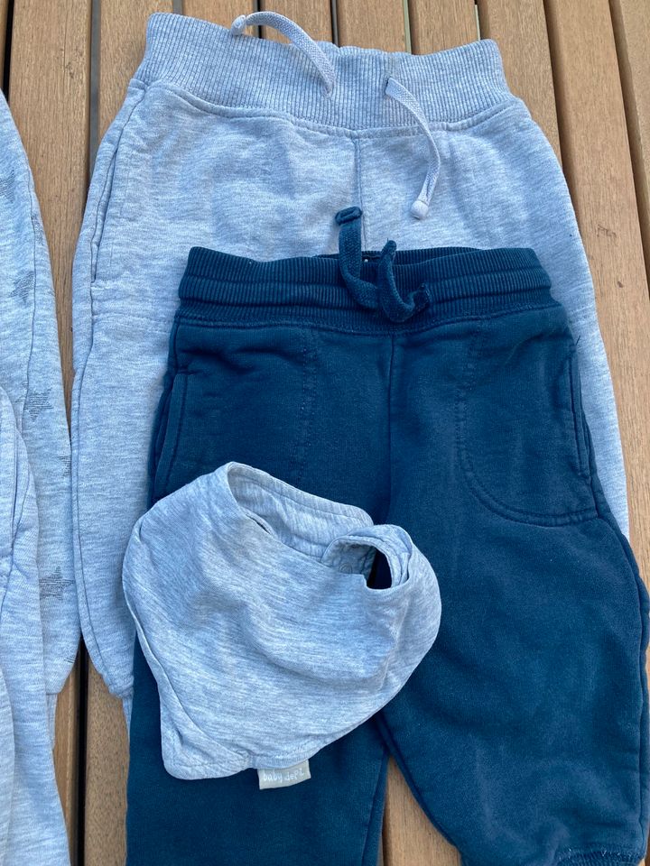 Paket H&M 4 Jogging Hosen Gr. 74/80/86 & 2 Stück Halstuch in Großkrotzenburg