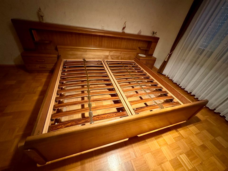 Komplettes Schlafzimmer Massivholz - Schrank, Bett, Spiegel in Bruchsal