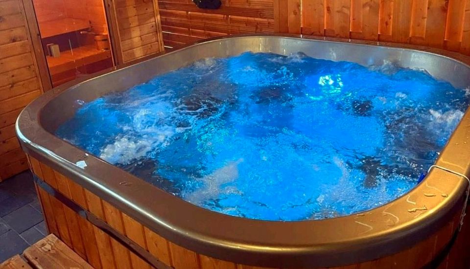 Hot Tub Jacuzzi Acryl Whirlpool Badefass Badebottich Badezuber in Hamburg