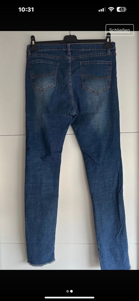 Jeans mit Einrissen in Uhingen