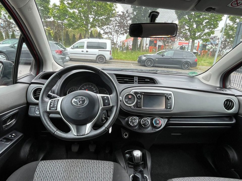 Toyota Yaris Edition 2014 1 Hand NAvi Kamera in Rheinbach