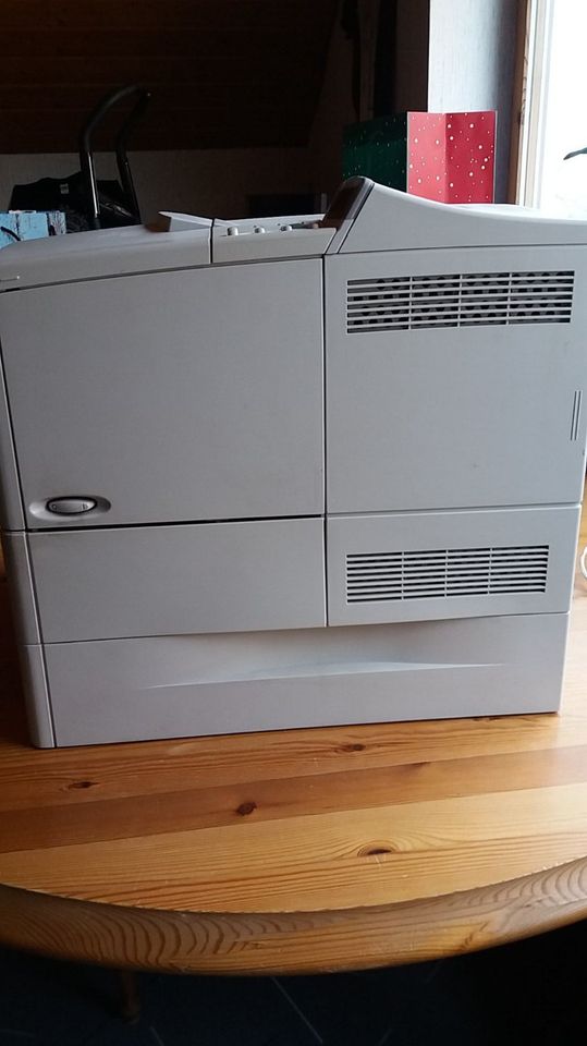 HP Laserdrucker 4050T älteres gew. Model 3 Fächer f. Papier o.a. in Karlsbad