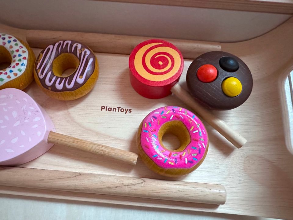 Kaufmannsladen von Kids Concept, Tablett mit Donuts von Plantoys in München