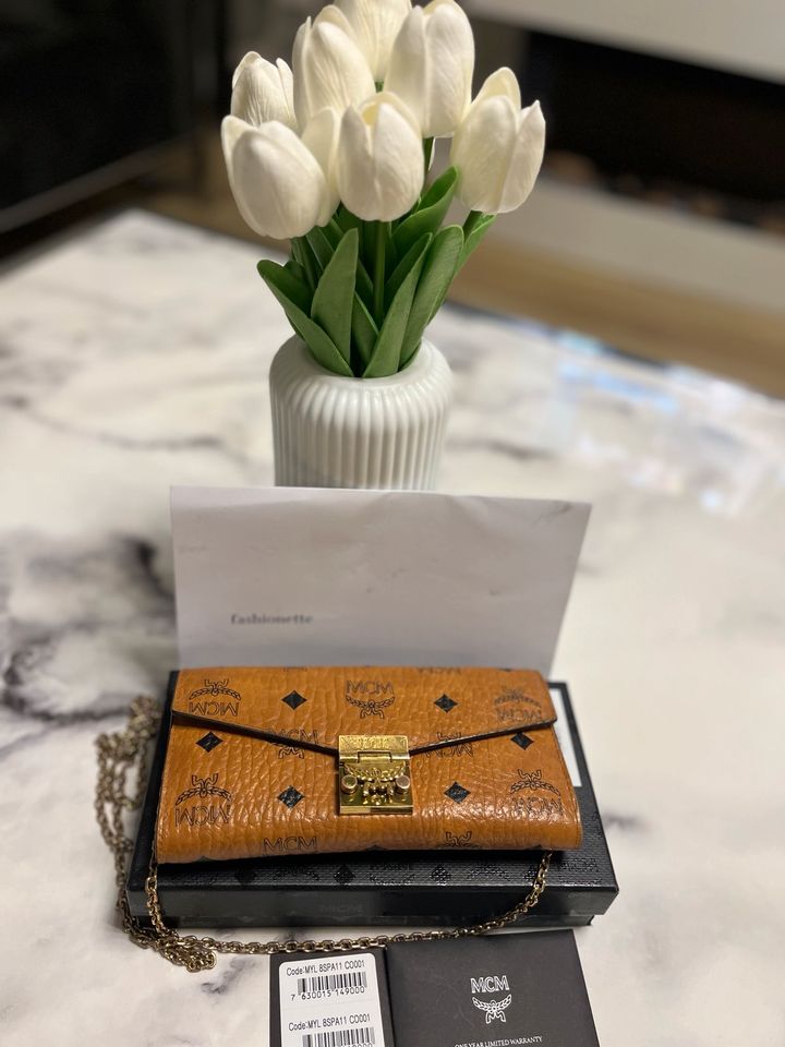 MCM Patricia Visetos Wallet With C Cognac Umhängetasche in Fürth