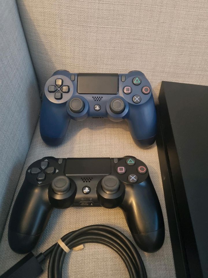 Sony Playstation 4 mit Zubehör 2 Controller + 2 Spiele in Kitzingen