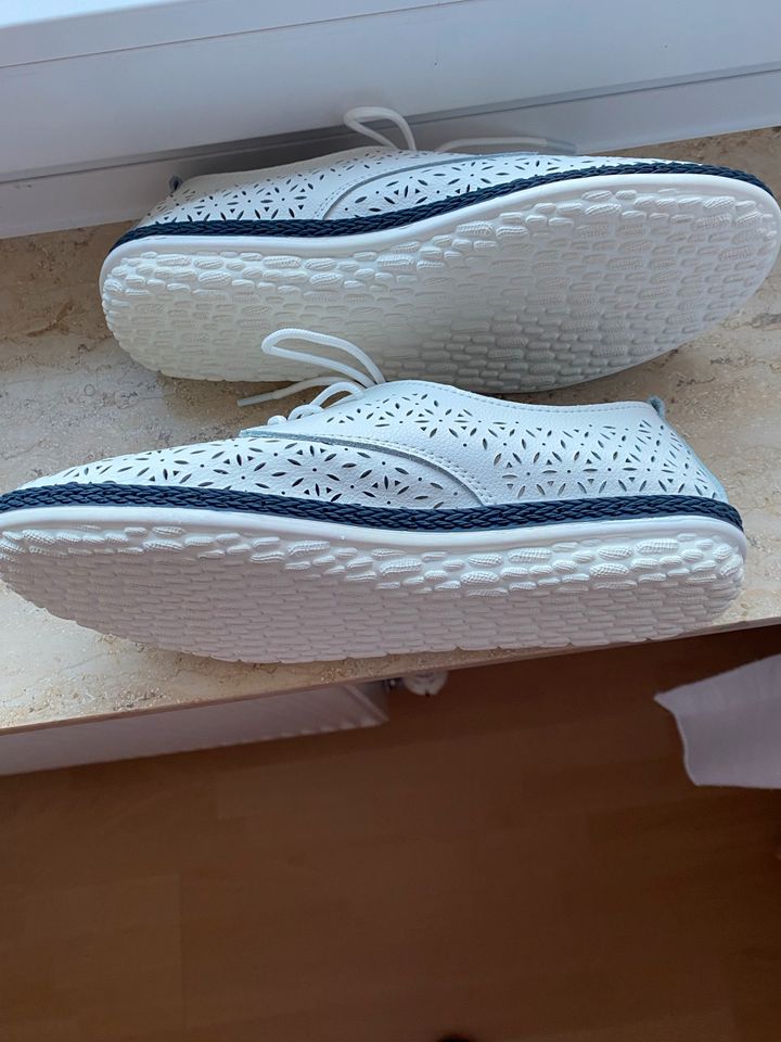 Weiße Schuhe in Eschborn