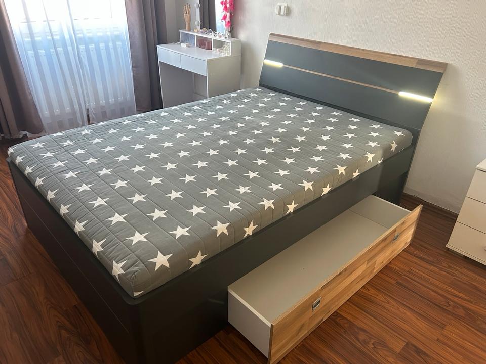 Doppelbett 140x200 mit Lattenrost, Schubladen und Beleuchtung in Mannheim