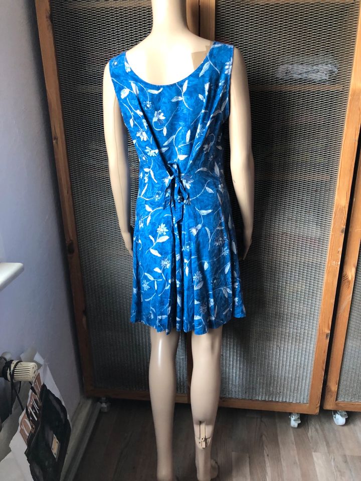 Nice Day Vintage Kleid Viskose Blumenmuster Blau in Duisburg