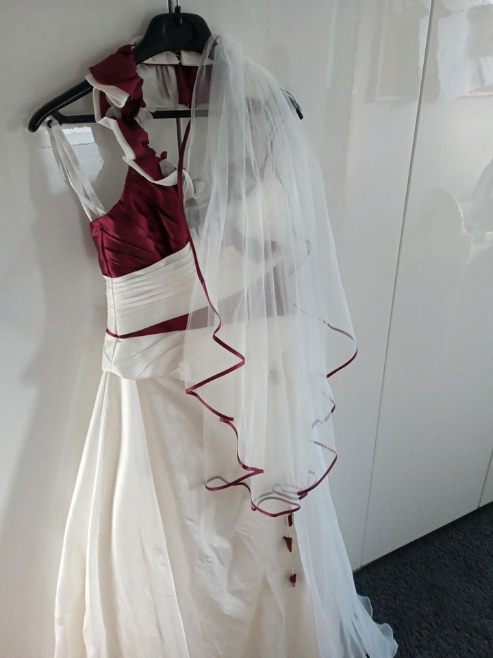 Hochzeitskleid mit Schuhen & Schleier in Escheburg