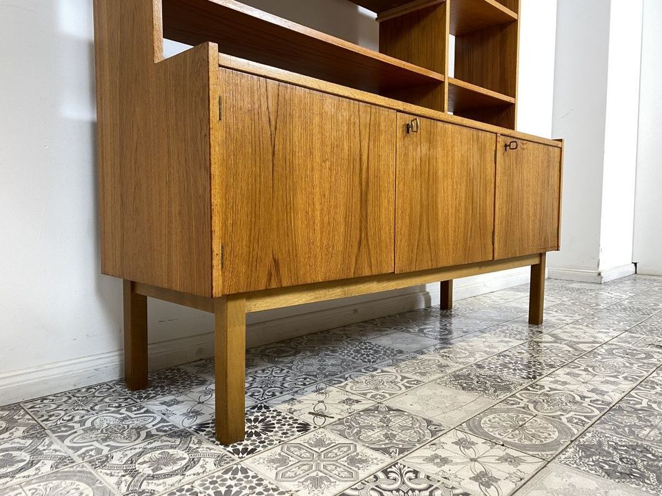 WMK Stilvoller & gut erhaltener skandinavischer Bücherschrank in Teakholz mit Vitrine & Schubladen # Regal Bücherregal Highboard Sideboard Kommode Wandregal Wohnzimmerschrank Mid-Century Vintage Teak in Berlin