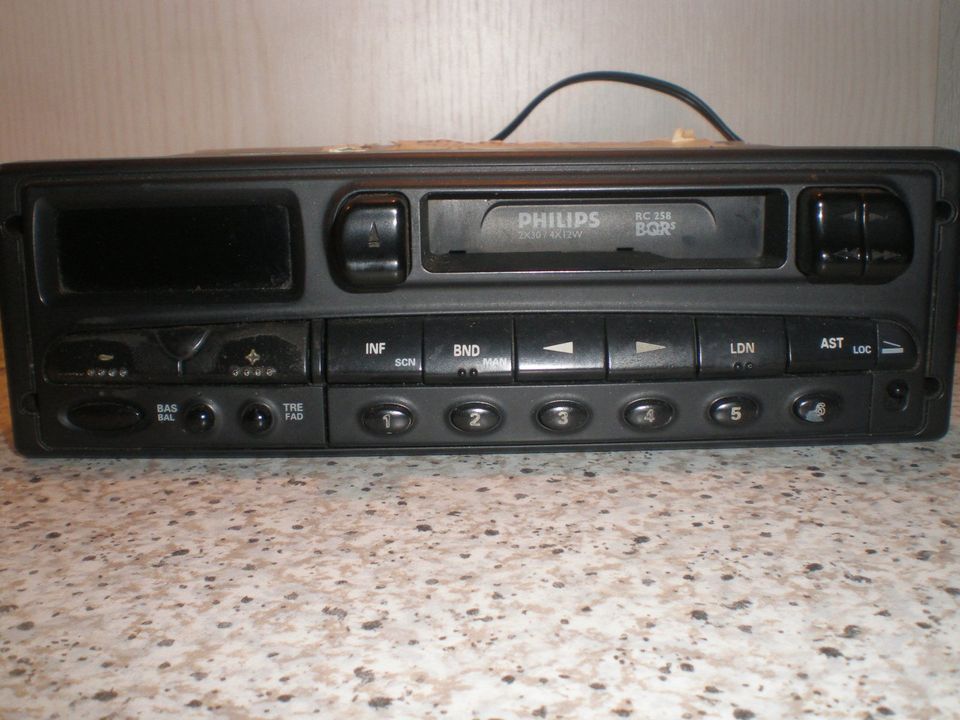 Altes PHILIPS Autoradio mit Cassettenteil, inkl. Halterungsblech in Harsewinkel