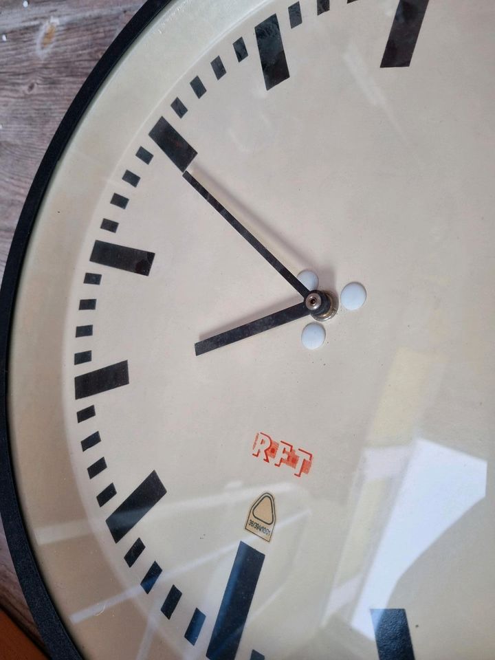 Set 2-teilig RFT Wanduhr Bahnhofsuhr und Telefon in Ahrensfelde