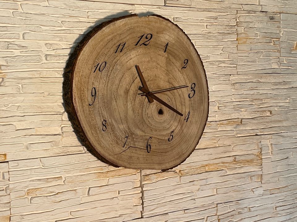 Wanduhr aus Holz individuell gefertigt in Lagerlechfeld