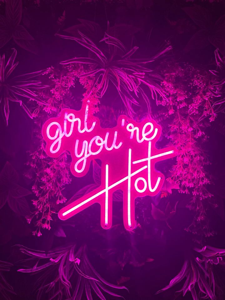 GIRL YOU‘RE HOT LED Schild NEON Pink Dimmbar 50 X 47 NEU in Hamburg