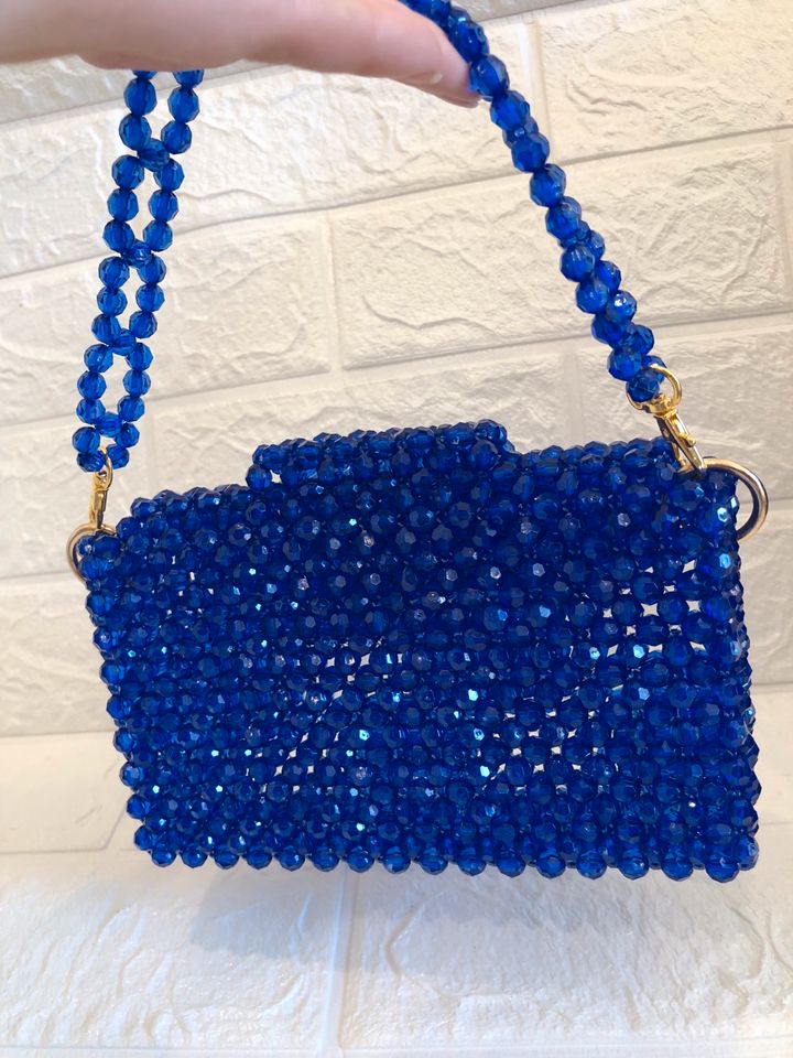 Handtasche aus Perlen Farbe Blau. 100% Handarbeit in Berlin