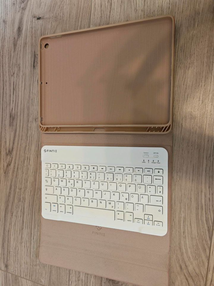 iPad Schutzhülle mit Tastatur - Roségold in Achern