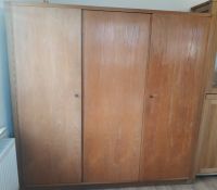 Kleiderschrank braun 50 iger Jahre Vintage Retro Sachsen - Lohmen Vorschau