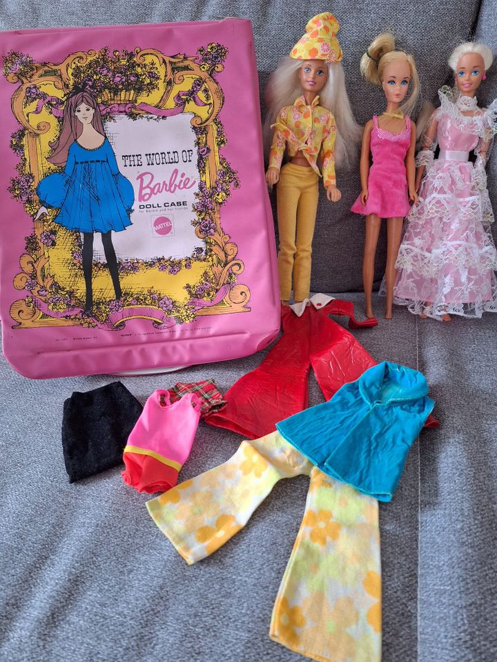 3 Orginal Barbie Puppen mit Orginal Koffer-Schrank zu verkaufen in Trendelburg