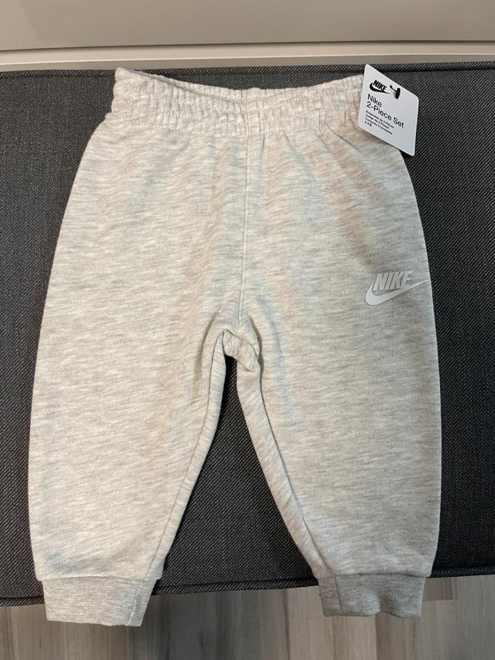 Baby Nike Sportanzug Gr.68 74 neu mit Etikett in Feldmoching Hasenbergl Feldmoching Babykleidung GroBe 68 kaufen kleinanzeigen