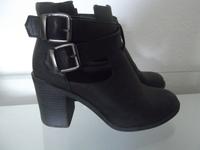 Atmosphere Boots Stiefeletten m Schnallen schwarz Gr 37 - 38 Berlin - Lichtenberg Vorschau