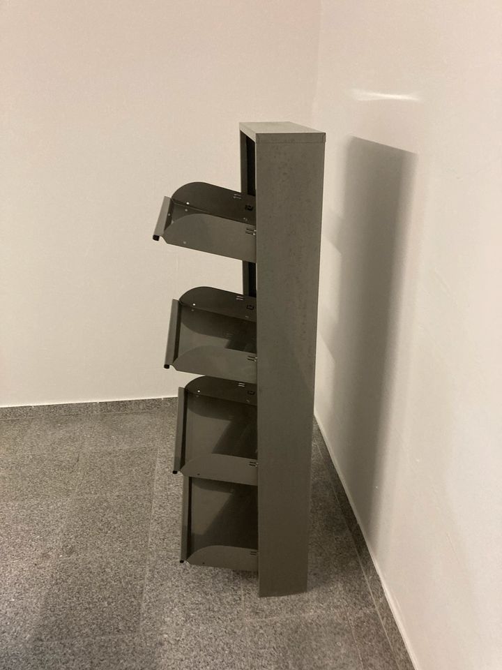 Schuhschrank mit 4 ausklappbaren Fächern aus Metall in Lippstadt