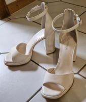 WIE NEU - Cremig/weiße High Heels Sandalen, Größe 39 Nordrhein-Westfalen - Brilon Vorschau